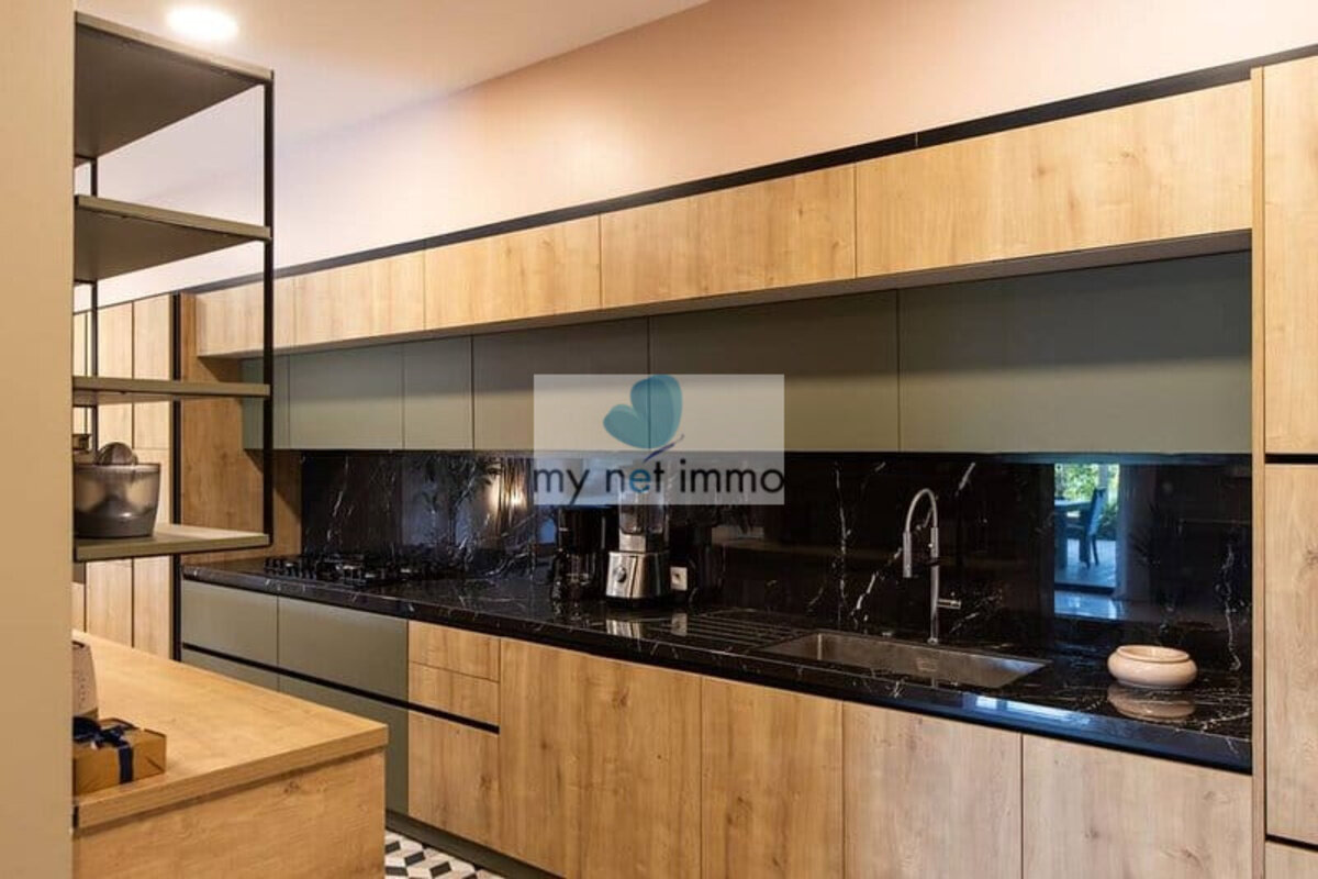 Terres-Basses Propriete sur 12300M2 10% Rentabilite