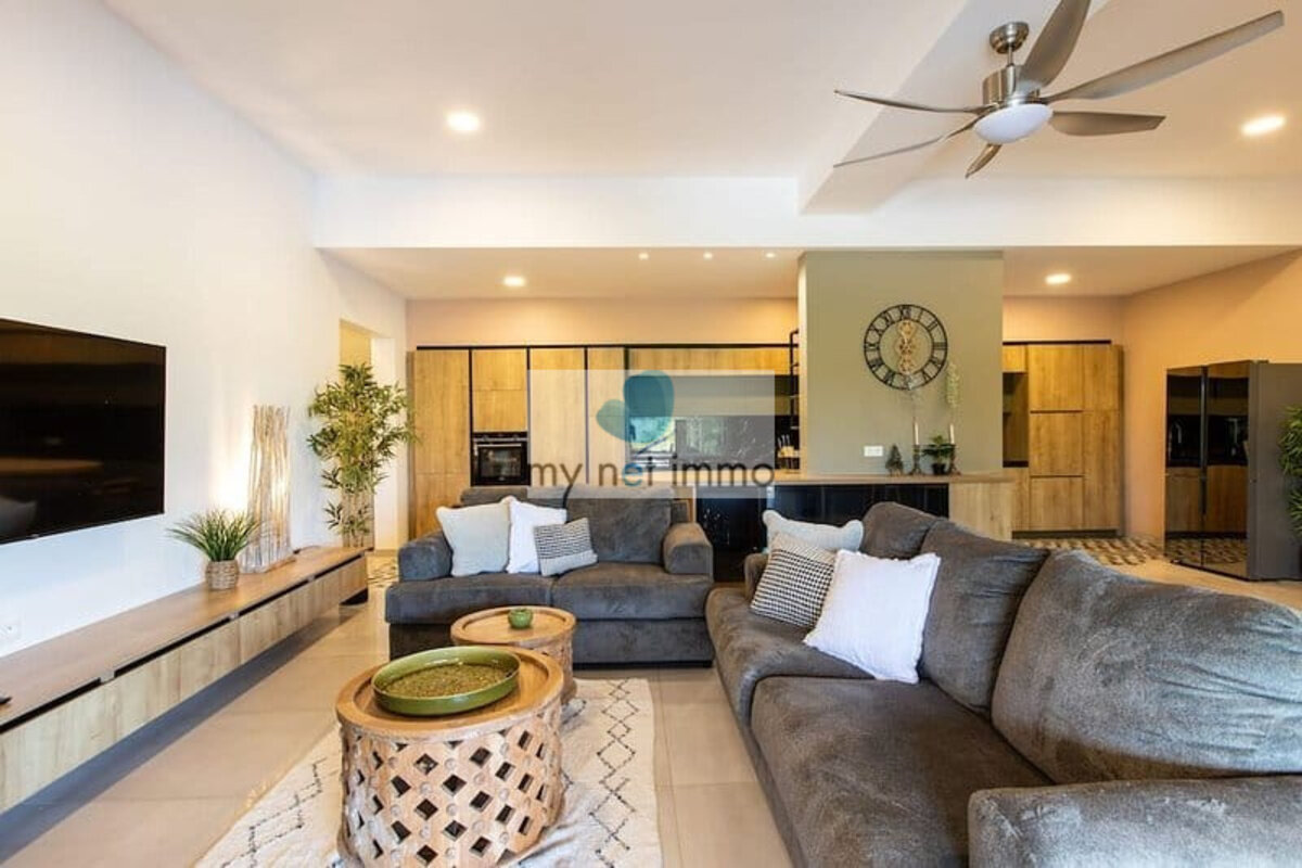 Terres-Basses Propriete sur 12300M2 10% Rentabilite