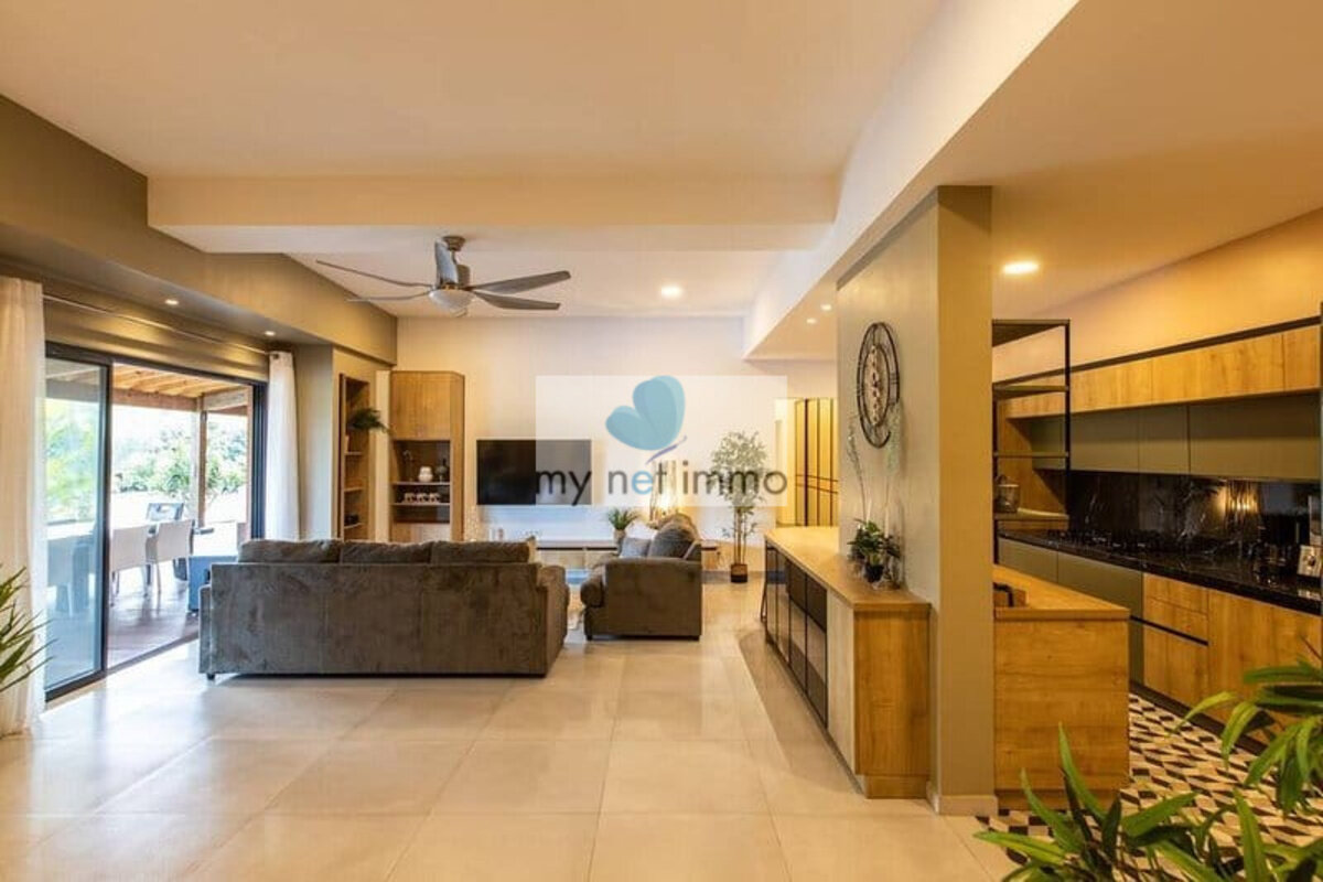 Terres-Basses Propriete sur 12300M2 10% Rentabilite