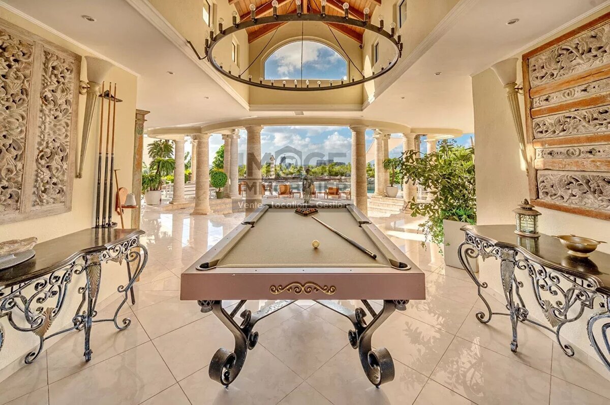 Exceptional villa Terres-Basses