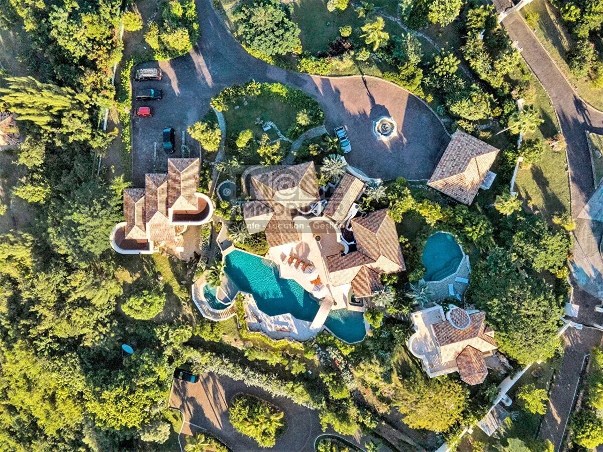 Exceptional villa Terres-Basses