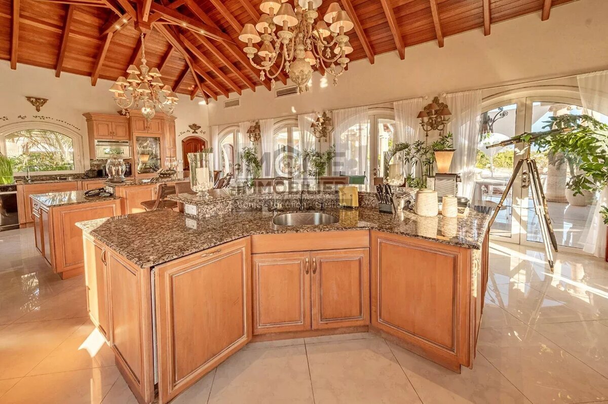 Exceptional villa Terres-Basses