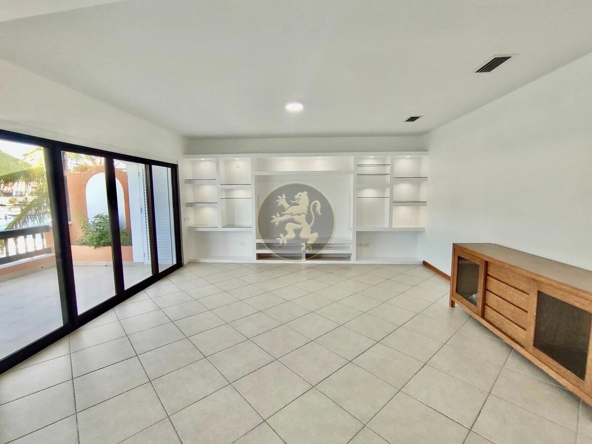 Luxurious 3-Bedroom Duplex with Private Boat Slip and