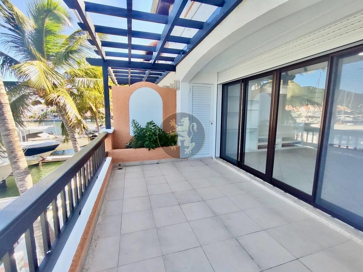 Luxurious 3-Bedroom Duplex with Private Boat Slip and