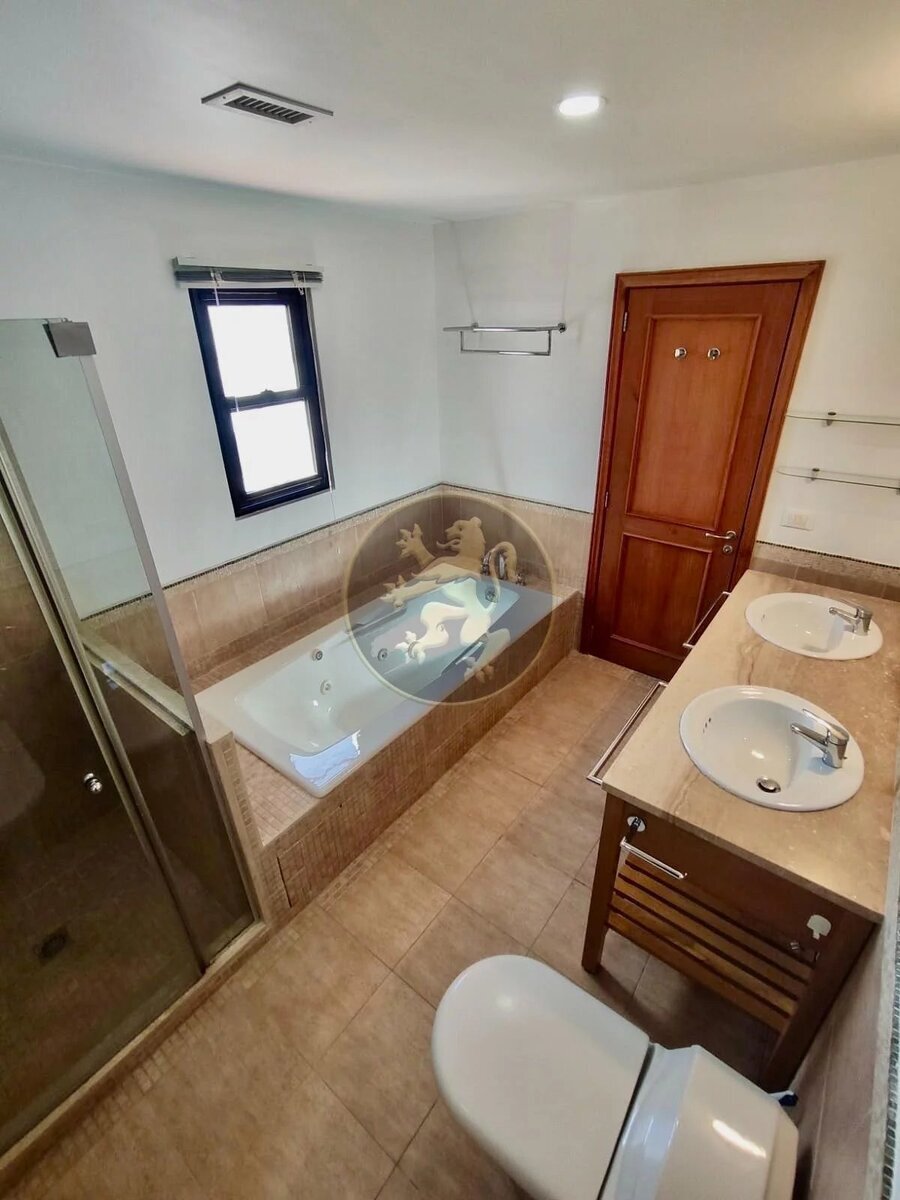 Luxurious 3-Bedroom Duplex with Private Boat Slip and