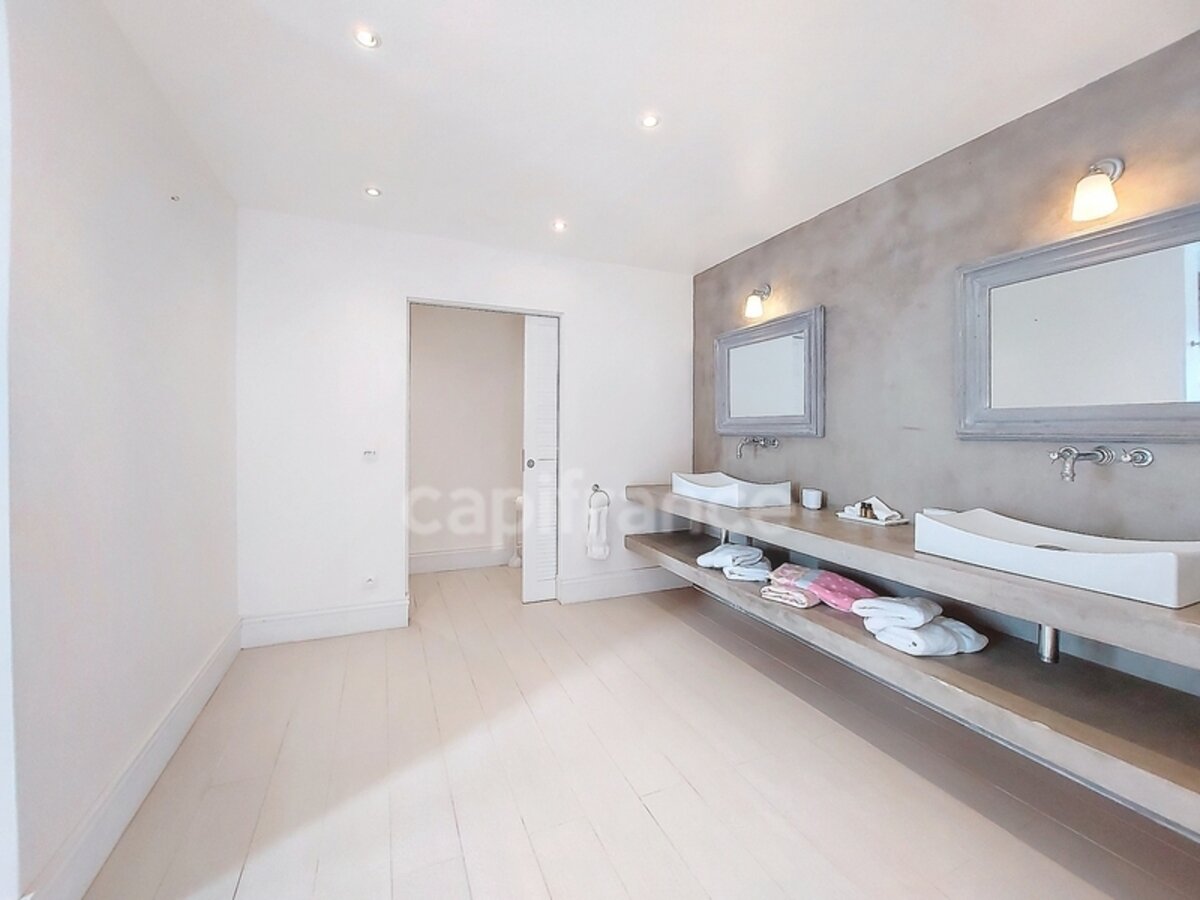 6 Bedroom Villa With Sea View And Caretaker'S House On