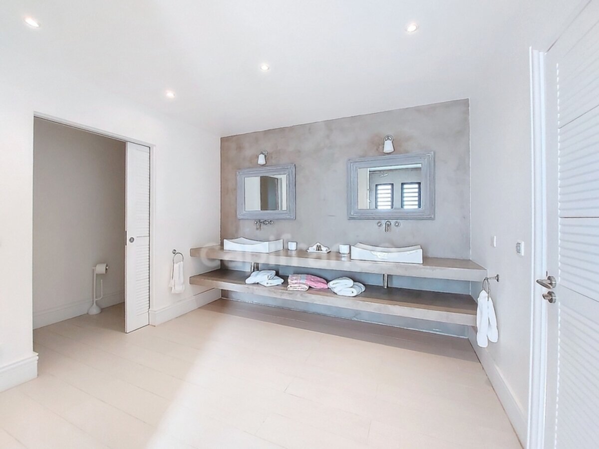 6 Bedroom Villa With Sea View And Caretaker'S House On