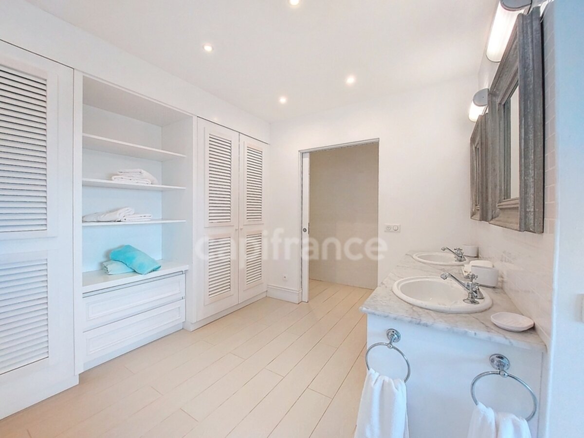 6 Bedroom Villa With Sea View And Caretaker'S House On